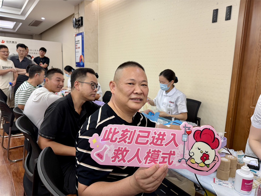 金慧強正在獻血。