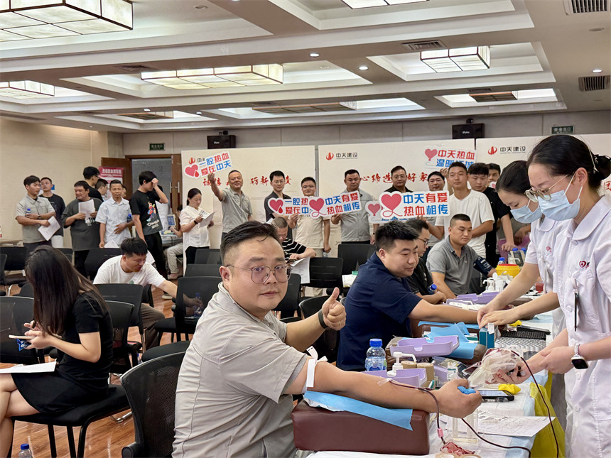 李心正在獻血。