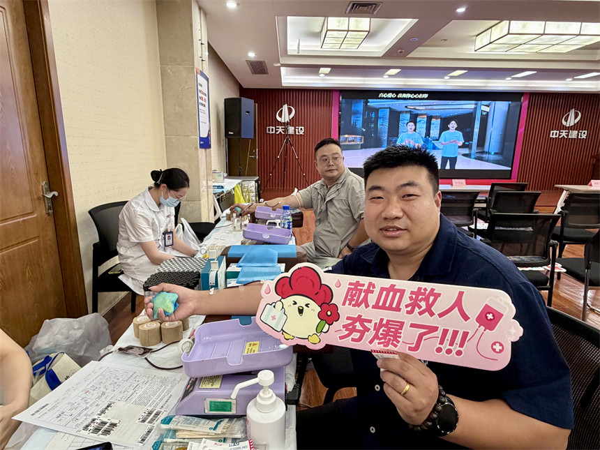 陸林燚正在獻血。