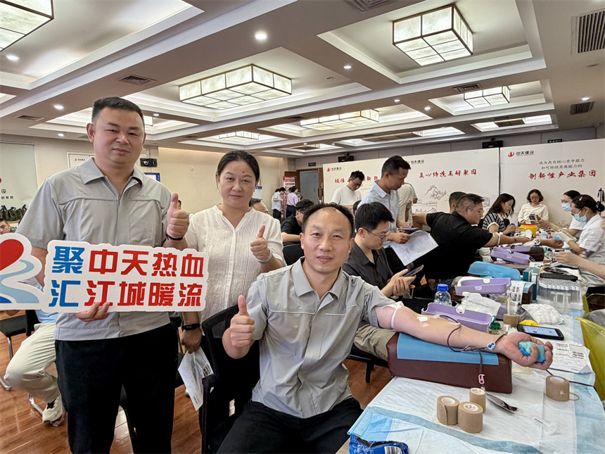 申家文正在獻血，一起來的姜小兵和廖琴艷為他加油。