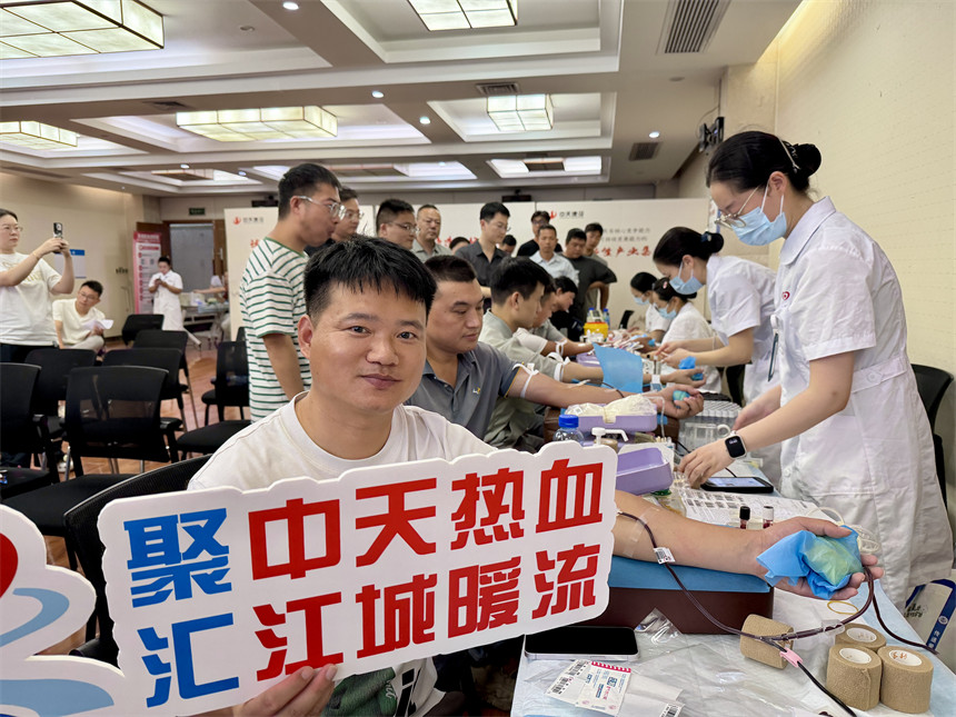 朱鬆正在獻血。