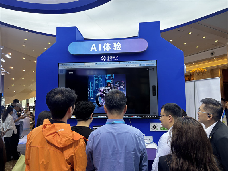 湖北移動AI體驗展區吸引觀眾駐足體驗、深入了解。