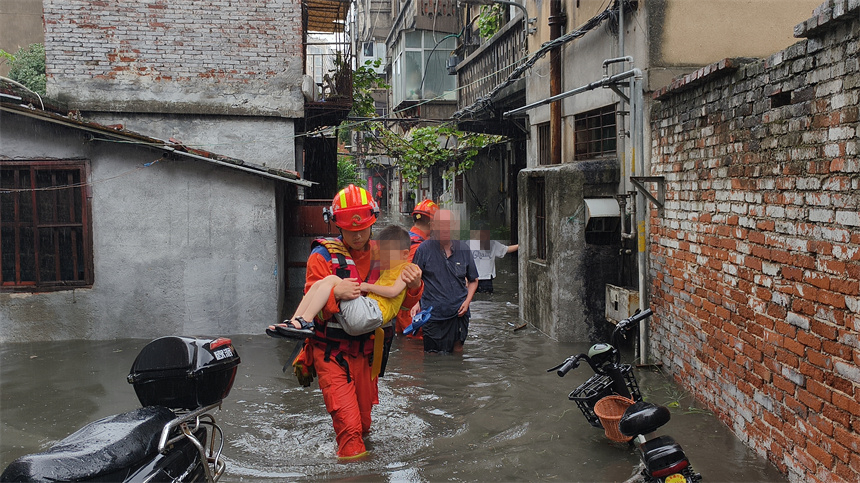 湖北襄陽一老舊小區積水6人被困 消防涉水營救【3】