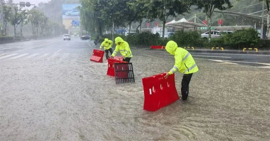 8月11日，十堰交警在縱橫大道積水路段利用水馬、護欄設置警示，提醒過往車輛避開積水路段行駛。