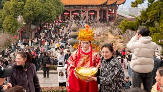 紅燈映樓年味濃 武漢黃鶴樓春節上演“赤黃紅”文旅新體驗
