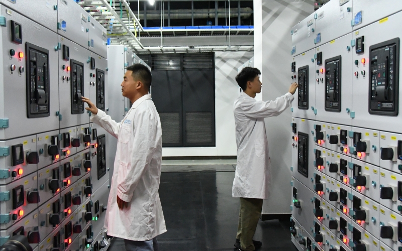 技術人員在數據中心對設備進行維護。