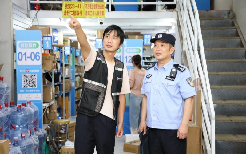 民警對快遞行業“平安寄遞”進行檢查。