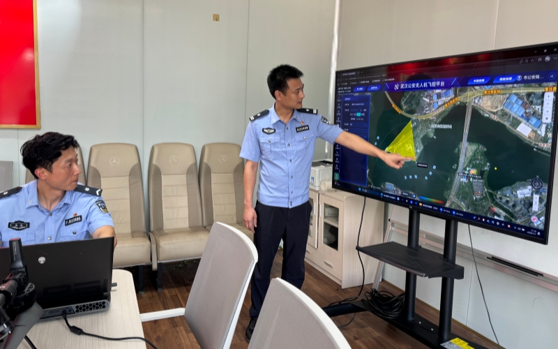 這個是民警使用機巢無人機進行巡線任務。