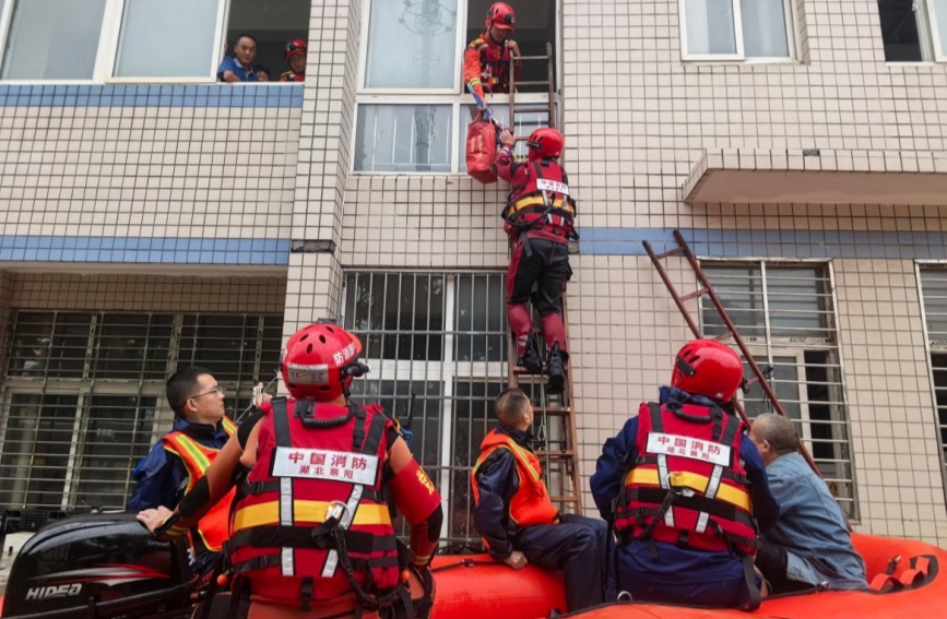 在襄陽坤罡科技有限公司，襄陽市消防救援人員架設梯子轉移被困人員。周迪諾攝