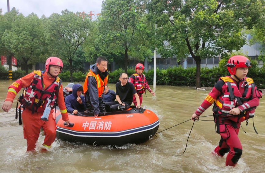 襄陽市襄州區經開區多家企業廠區積水倒灌，消防救援人員奔赴受災片區緊急搜救轉移。周迪諾攝