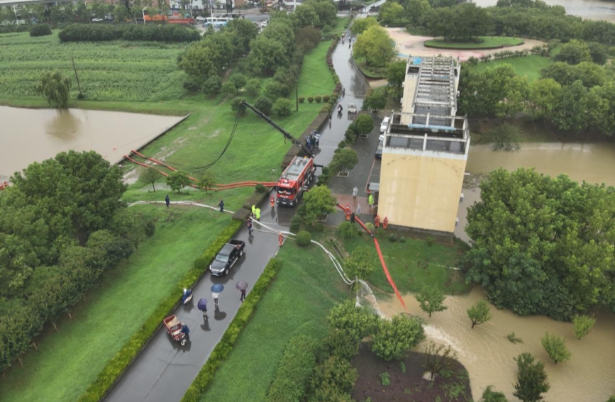 武漢市消防救援人員在襄陽市小清河干流進行抽排作業。謝寧攝