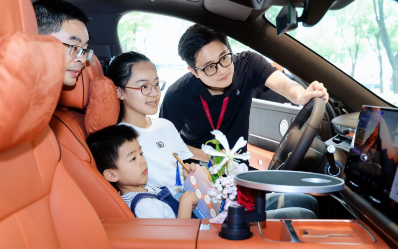 奕境汽車全國首家用戶中心。