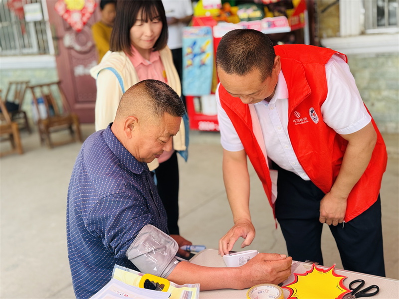 湖北移動把貼心服務送到村民家門口，守護銀齡安康。