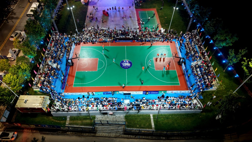 8月14日晚，在湖北省十堰市鄖陽區柳陂鎮龍韻村，村民及周邊群眾觀看“村BA“賽事。