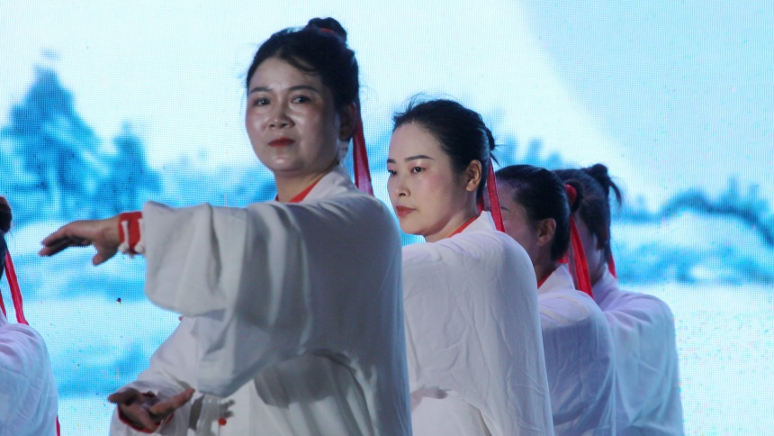 8月14日晚，在湖北省十堰市鄖陽區柳陂鎮龍韻村，演職人員在“村晚“上表演文藝節目。
