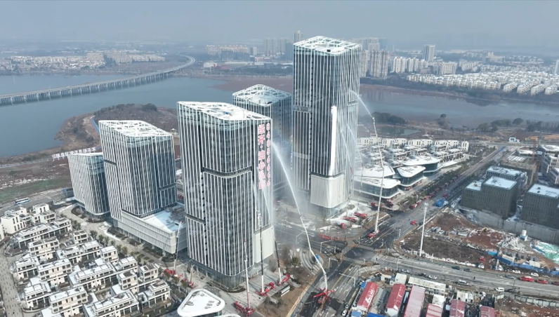 湖北超高層建筑滅火救援綜合實戰演練在漢舉行