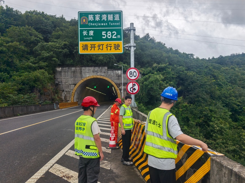 宜昌运营公司第二综合巡检办开展隧道洞口过渡段验收