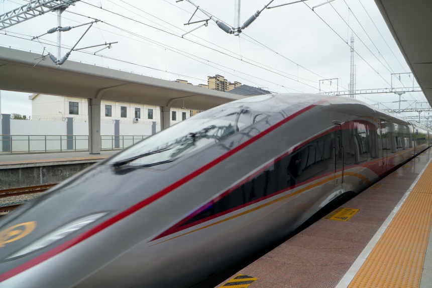 高鐵列車進入紅安西站。李田銳攝