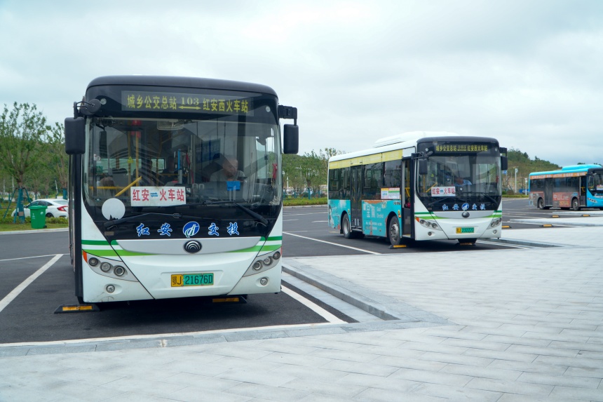 站外公交車方便群眾出行。李田銳攝