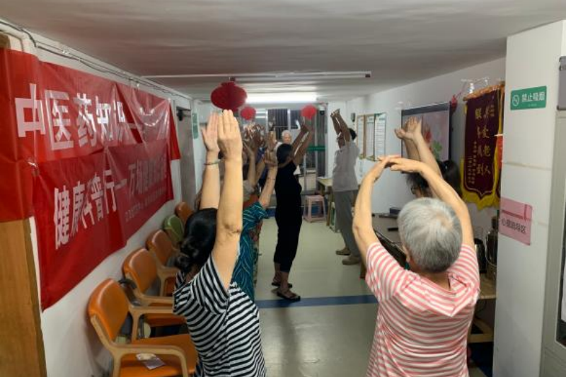 医护人员带领老人们跳八段锦