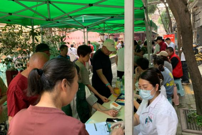 中心医护团队在社区开设纳凉点