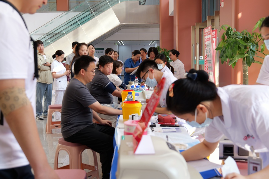 “汉医聚热血，仁心护江城”2026年度武汉市汉口医院无偿献血活动现场