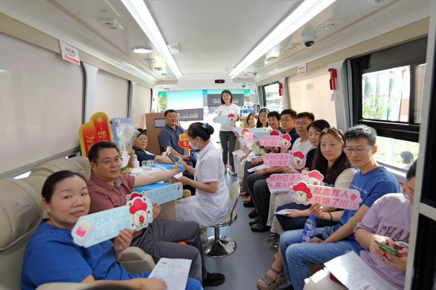 武汉市汉口医院无偿献血志愿者们踊跃登上献血大巴车