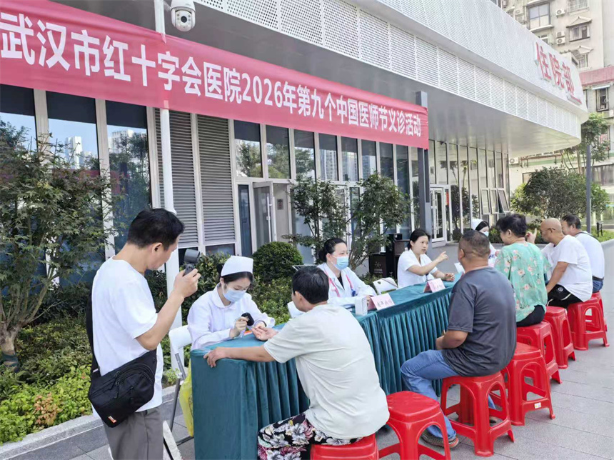 专家团队开展义诊活动。