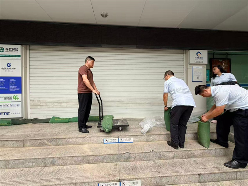 建行襄阳分行员工为营业网点放置防汛沙袋。