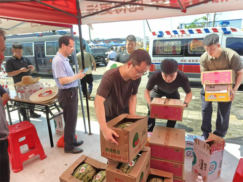 中信银行黄冈分行青年员工为受灾群众发放物资。