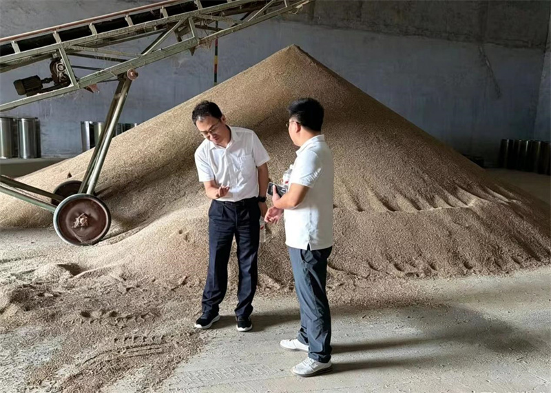 邮储银行随县支行员工走访粮油贸易企业。