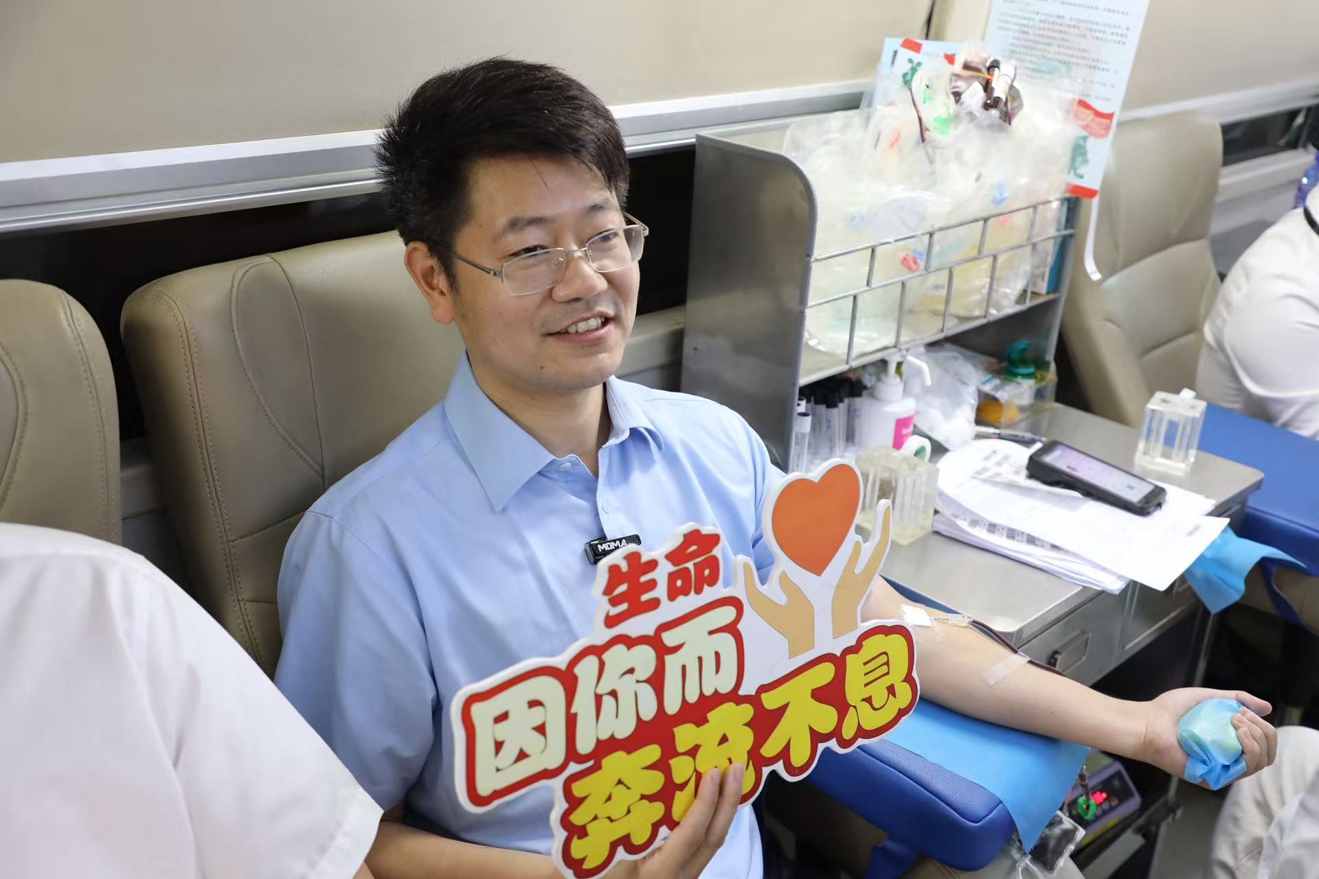 熊永辉正在献血