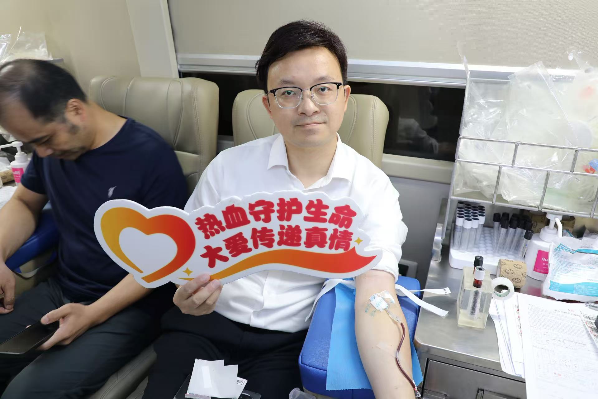 张海清正在献血
