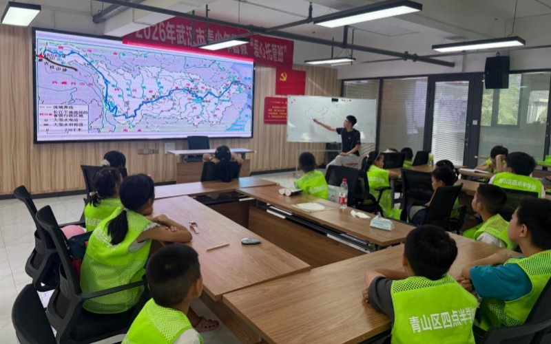 “蓝点社会实践团”志愿者开展地质灾害宣讲。