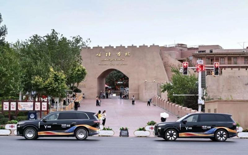 东风岚图重走丝路驶进中亚。