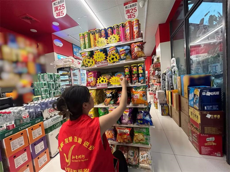 店铺添置“楚超”元素以吸引游客。