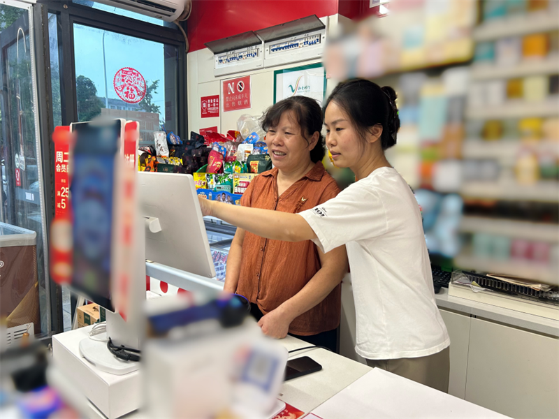客户经理向零售户讲解“知音通”使用技巧。
