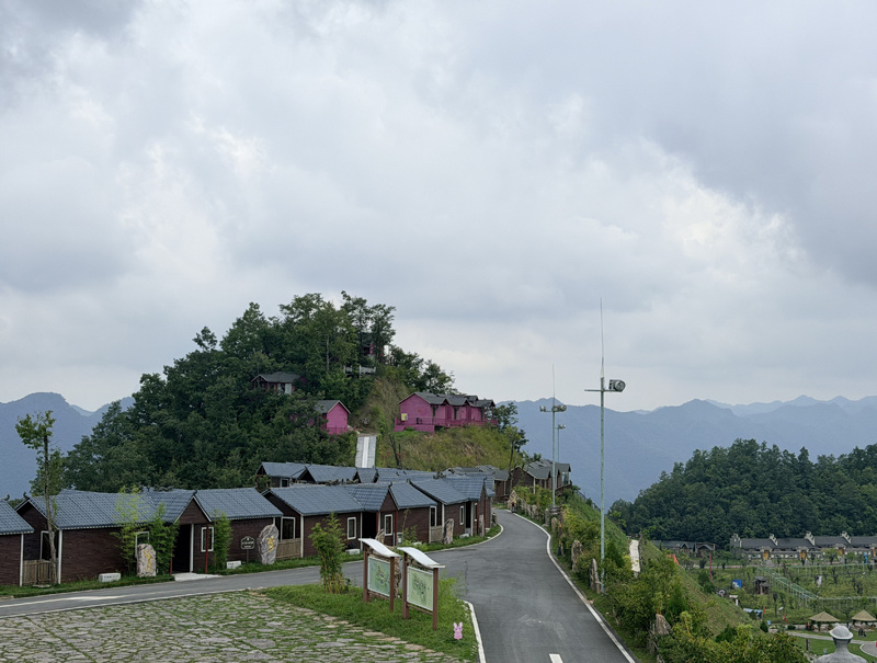 黃龍觀村，彩色小木屋依山而建。景安攝
