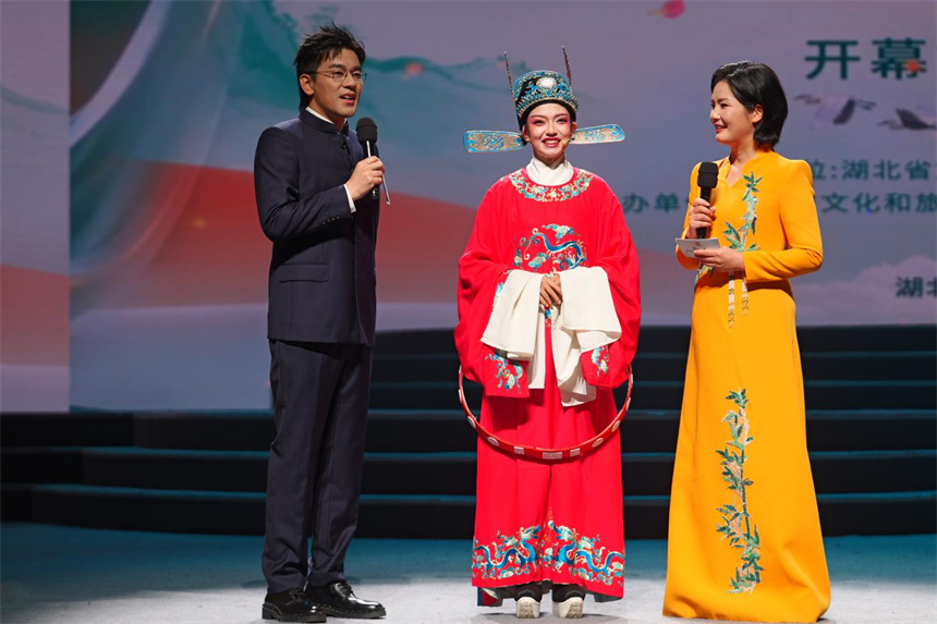 新疆文艺工作者同台演绎《女驸马》。