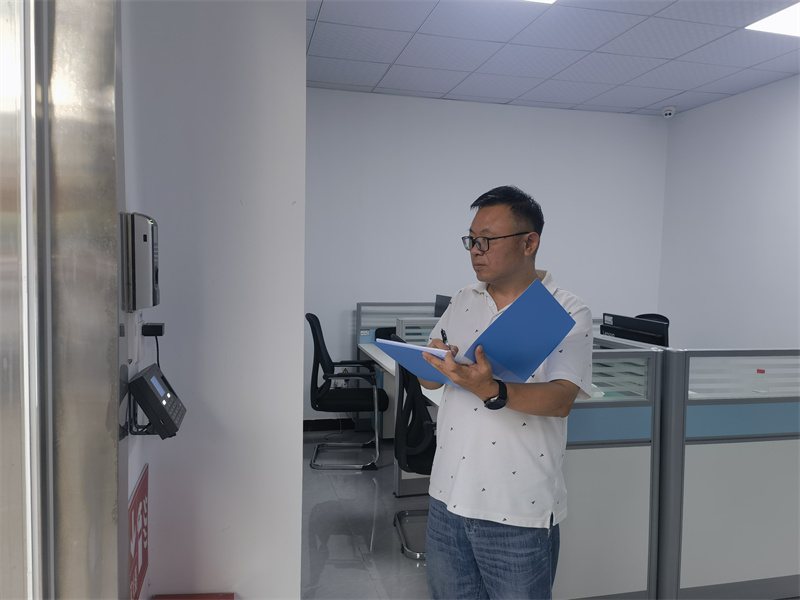 基层所部正在开展办公场所安全巡检工作。