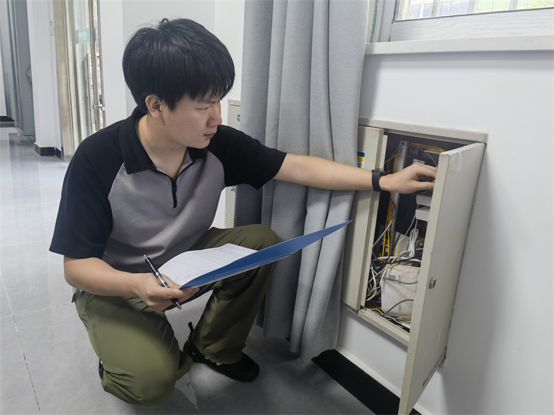 员工正在排查插排线路隐患。