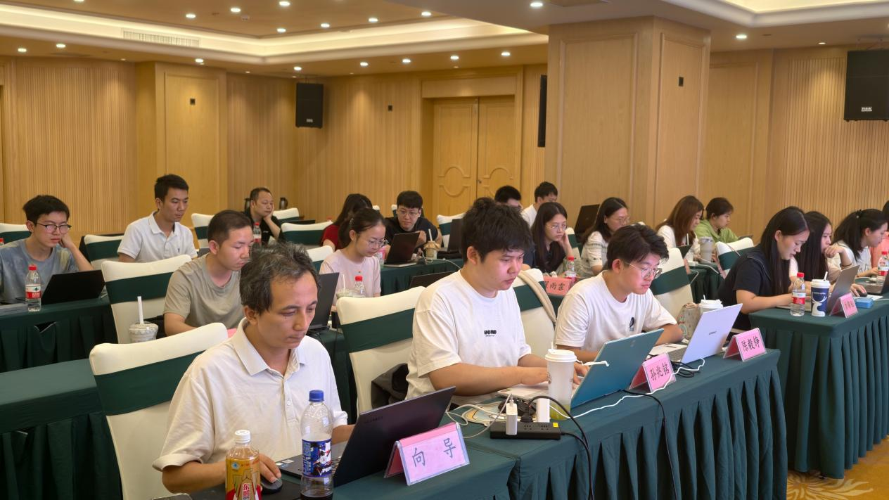 参训人员正聚精会神练习数字化工具的使用