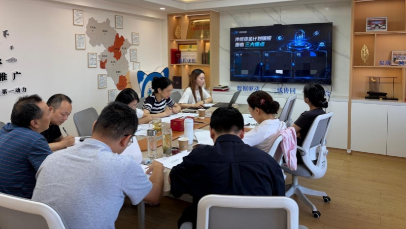 参赛课题成员正对数字化创新课题成果进行讲解