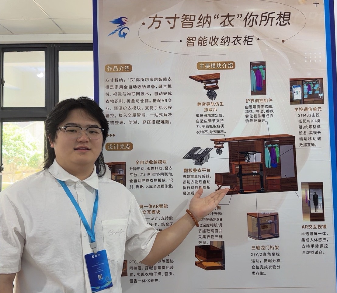 参赛学生介绍作品。姜艳方摄