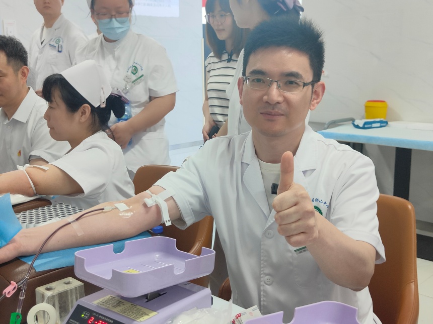 蔡思龙正在献血。肖莉娇摄