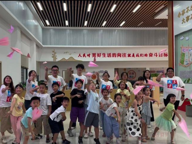 志愿者详解江豚习性、长江生态变迁。