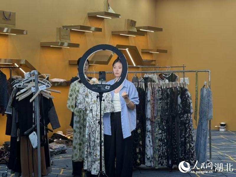 中国（天门）服装电商城的直播间。人民网记者 张隽摄