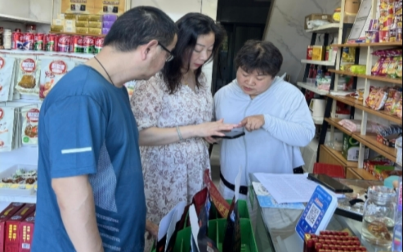 客戶經理現場指導零售客戶查看月度經營賬單。