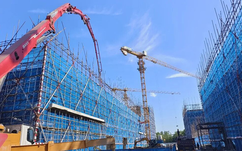 位於侯官口紡織產業園的湖北天藝新材料科技有限公司項目現場，一派繁忙建設景象。天門市委宣傳部供圖
