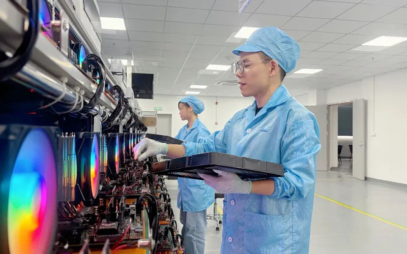 在天門市鉅儲電子有限公司車間，員工在測試內存條。天門市委宣傳部供圖